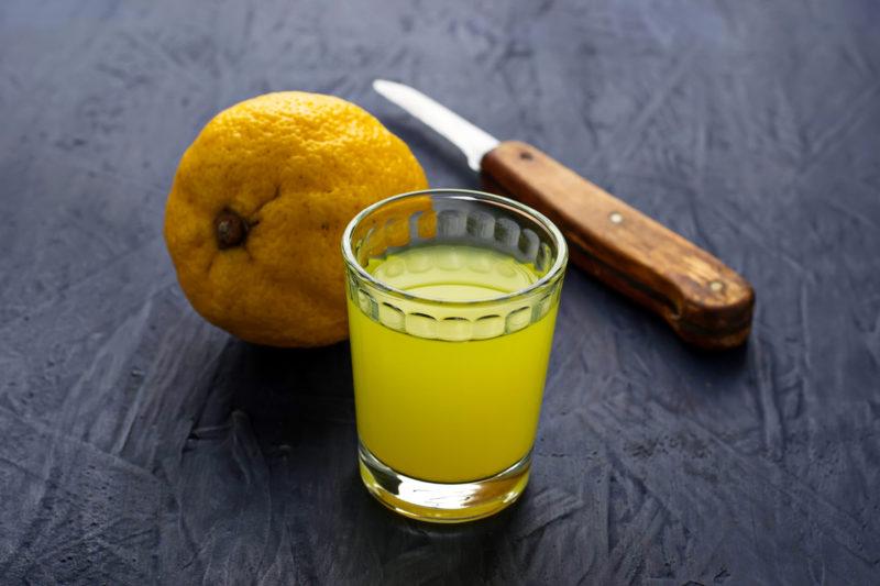 Домашний лимончелло на спиртовой основе не обязательно должен быть прозрачным