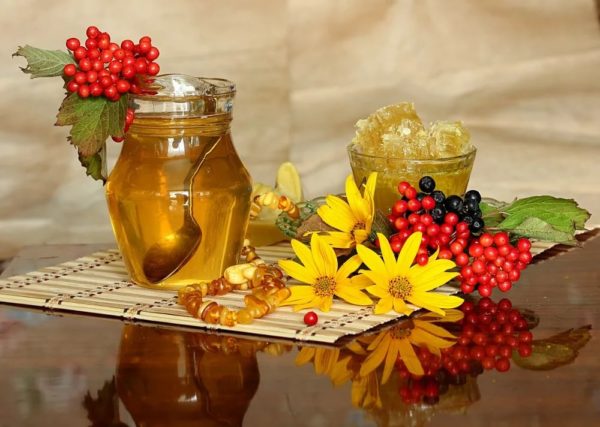 Кисти из калины, кисточки из черноплодной рябины, цветы и мед в банке и в стакане