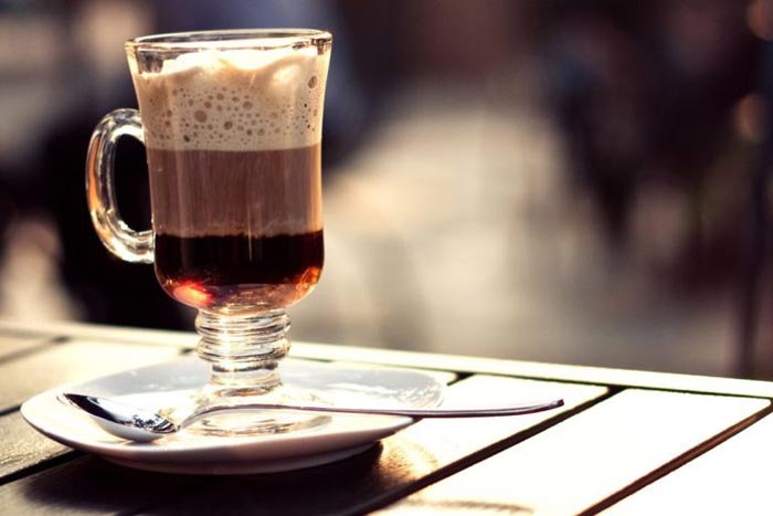 кофе в высоком стакане