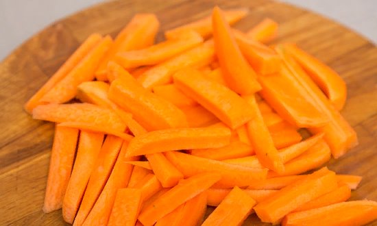 резать морковь