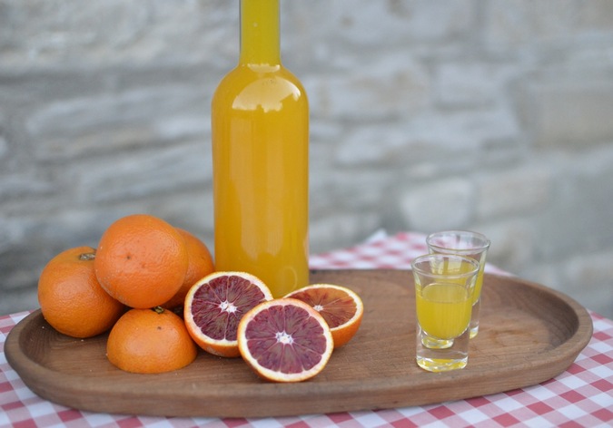 Апельсиновый ликер промышленно производится из горьких апельсинов