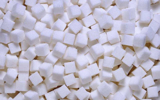 Как правильно вносить сахар в брагу из фруктов